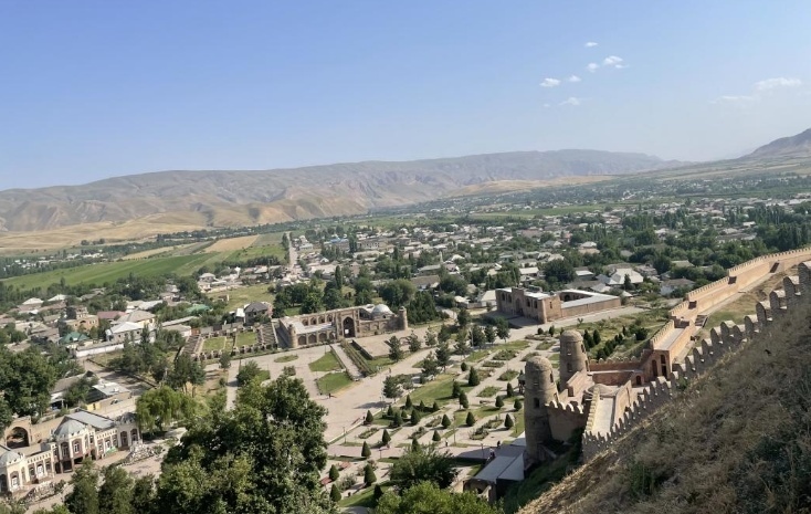 位于塔吉克斯坦杜尚別西北的吉薩爾古城，有著3000多年歷史。有研究認(rèn)為，張騫出使大宛回程途中曾經(jīng)過此地。圖為從吉薩爾古城城墻俯瞰城門與市鎮(zhèn)。本報記者 曲頌 攝