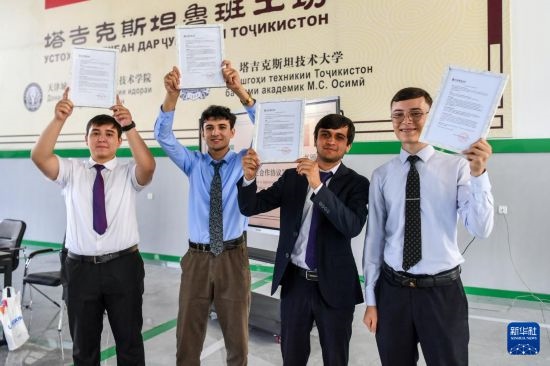 7月3日，在塔吉克斯坦首都杜尚別，魯班工坊赴華留學(xué)生展示錄取通知書。新華社記者 曹陽(yáng) 攝