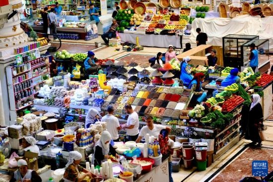 這是6月13日在塔吉克斯坦首都杜尚別拍攝的大巴扎內(nèi)景。新華社記者 鄭開君 攝