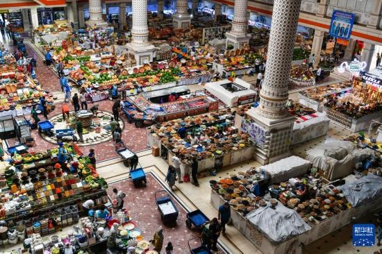 這是6月27日在塔吉克斯坦首都杜尚別拍攝的大巴扎內(nèi)景。新華社記者 曹陽 攝