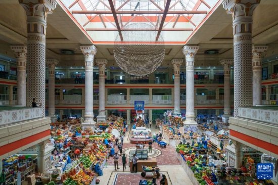 這是7月1日在塔吉克斯坦首都杜尚別拍攝的大巴扎內(nèi)景。新華社記者 周荻瀟 攝