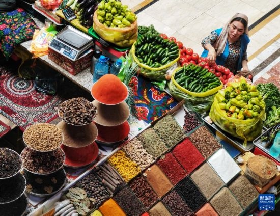 這是7月3日在塔吉克斯坦首都杜尚別拍攝的大巴扎內(nèi)景。新華社記者 燕雁 攝