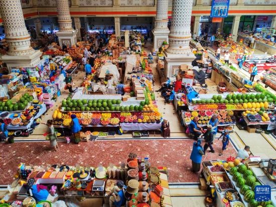 這是7月3日在塔吉克斯坦首都杜尚別拍攝的大巴扎內(nèi)景。新華社記者 燕雁 攝