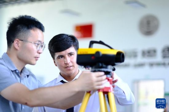 6月14日，在塔吉克斯坦首都杜尚別的魯班工坊，來(lái)自天津城市建設(shè)管理職業(yè)技術(shù)學(xué)院的老師（左）指導(dǎo)學(xué)生。新華社記者 鄭開君 攝