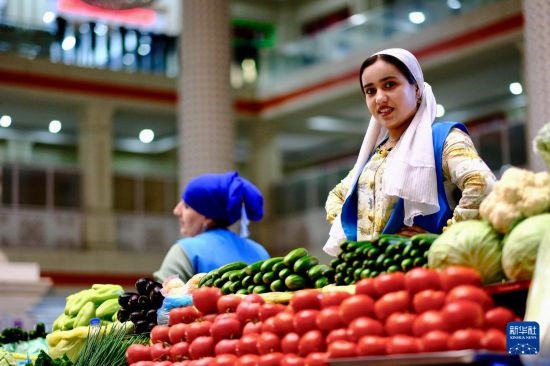 這是6月13日在塔吉克斯坦首都杜尚別大巴扎內(nèi)拍攝的營(yíng)業(yè)者。新華社記者 鄭開君 攝