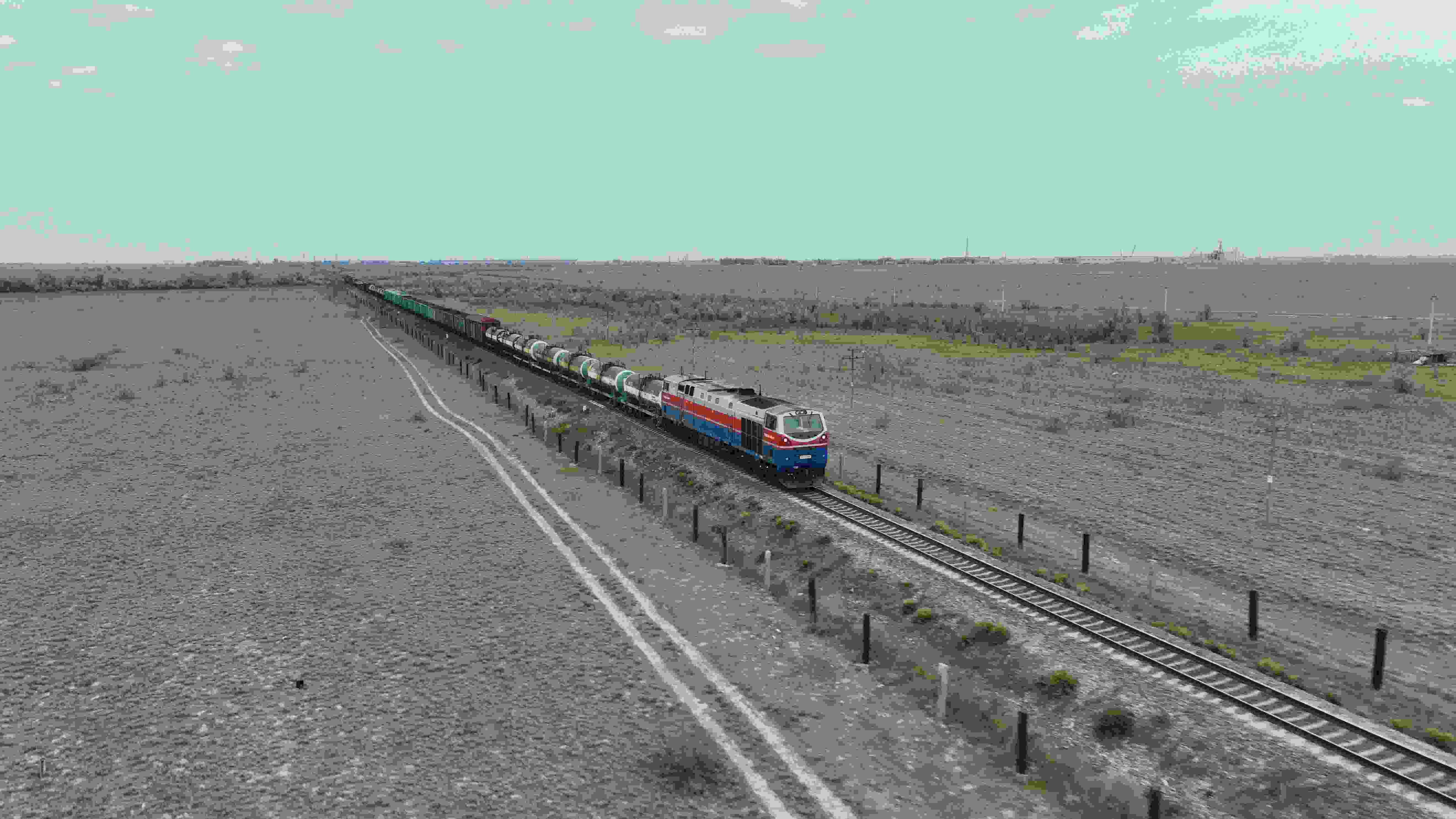 △ 2023年5月12日，在哈薩克斯坦阿拉木圖附近，貨運(yùn)列車馳騁于阿拉木圖與中國霍爾果斯間（無人機(jī)照片）。