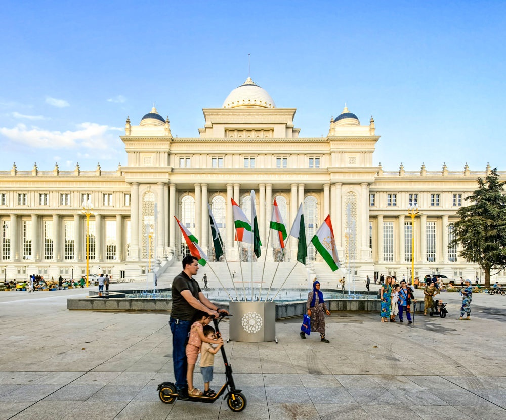 2024年7月1日，人們?cè)谒怂固棺h會(huì)大樓前的廣場(chǎng)上休閑。