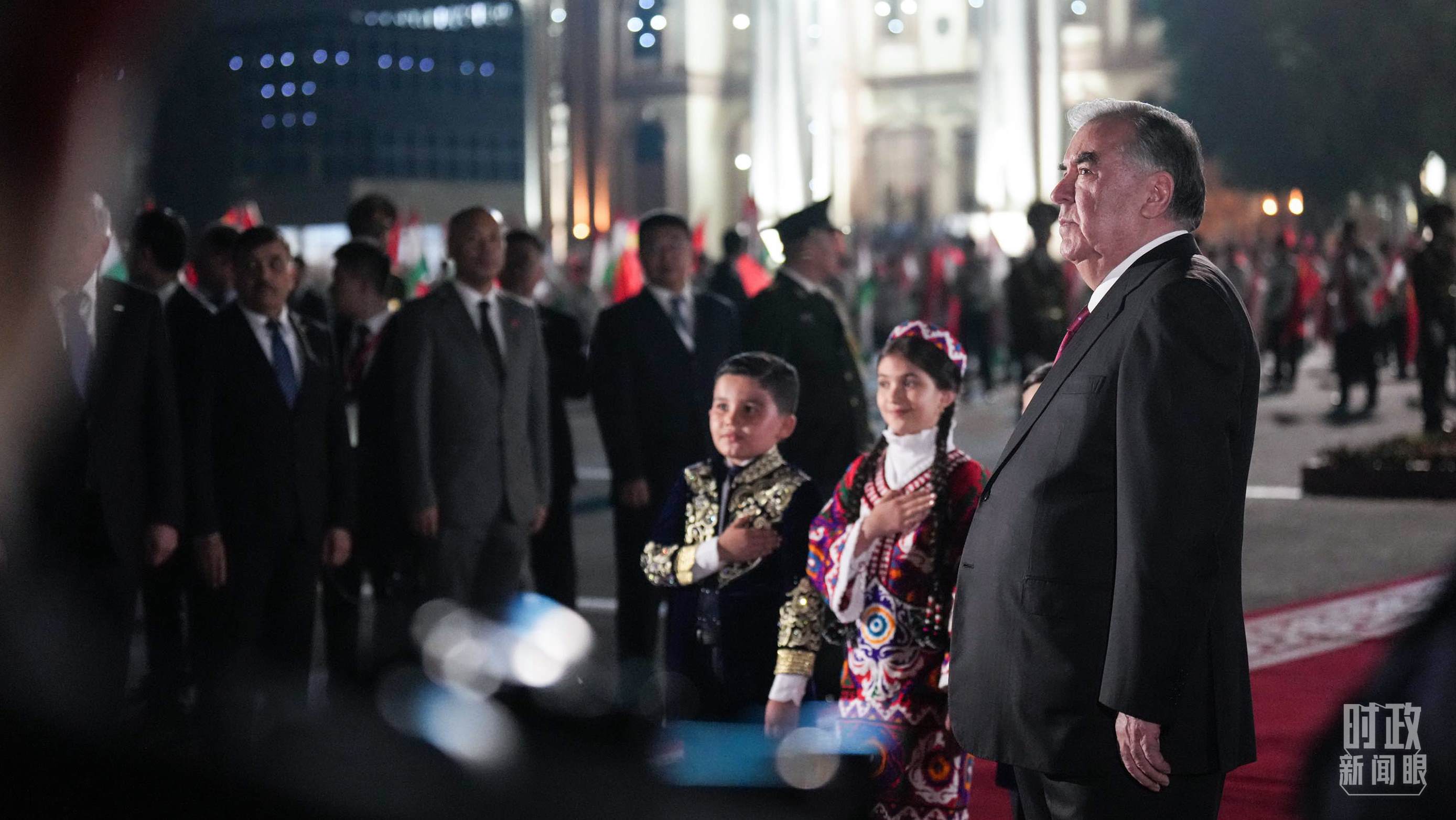 △拉赫蒙總統(tǒng)在機場迎接習(xí)主席。（總臺記者李晉拍攝）