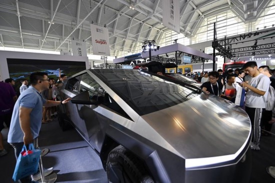 在天津舉行的2024世界智能產(chǎn)業(yè)博覽會(huì)上，觀眾在特斯拉展臺(tái)參觀（6月22日攝）。新華社記者 李然 攝