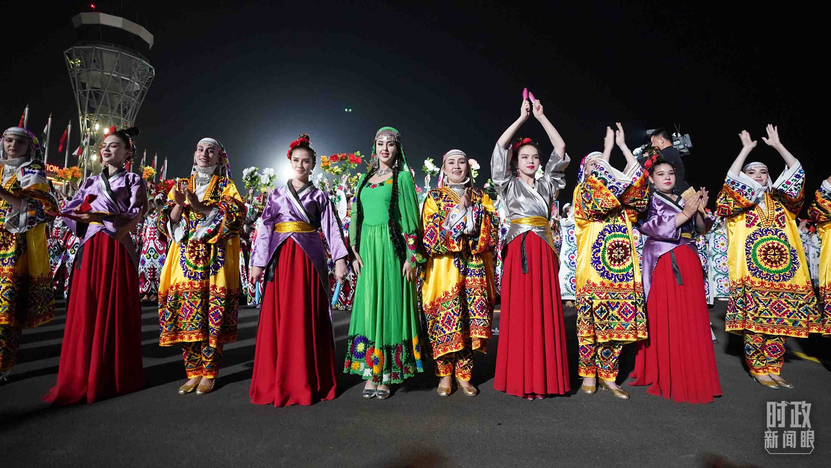 △迎賓儀式上身著民族盛裝的塔吉克斯坦青年。（總臺記者李晉拍攝）