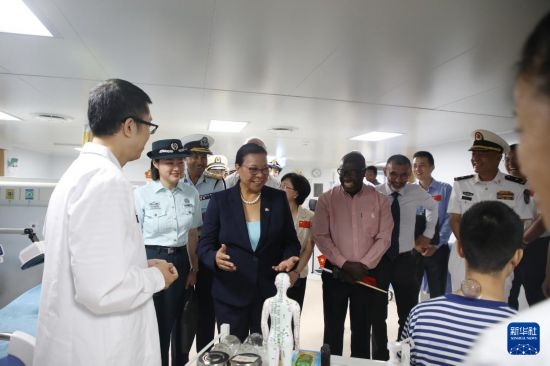7月5日，塞舌爾衛(wèi)生部長維多在中國海軍“和平方舟”號醫(yī)院船上參觀中醫(yī)診室。新華社發(fā)（劉志磊 攝）