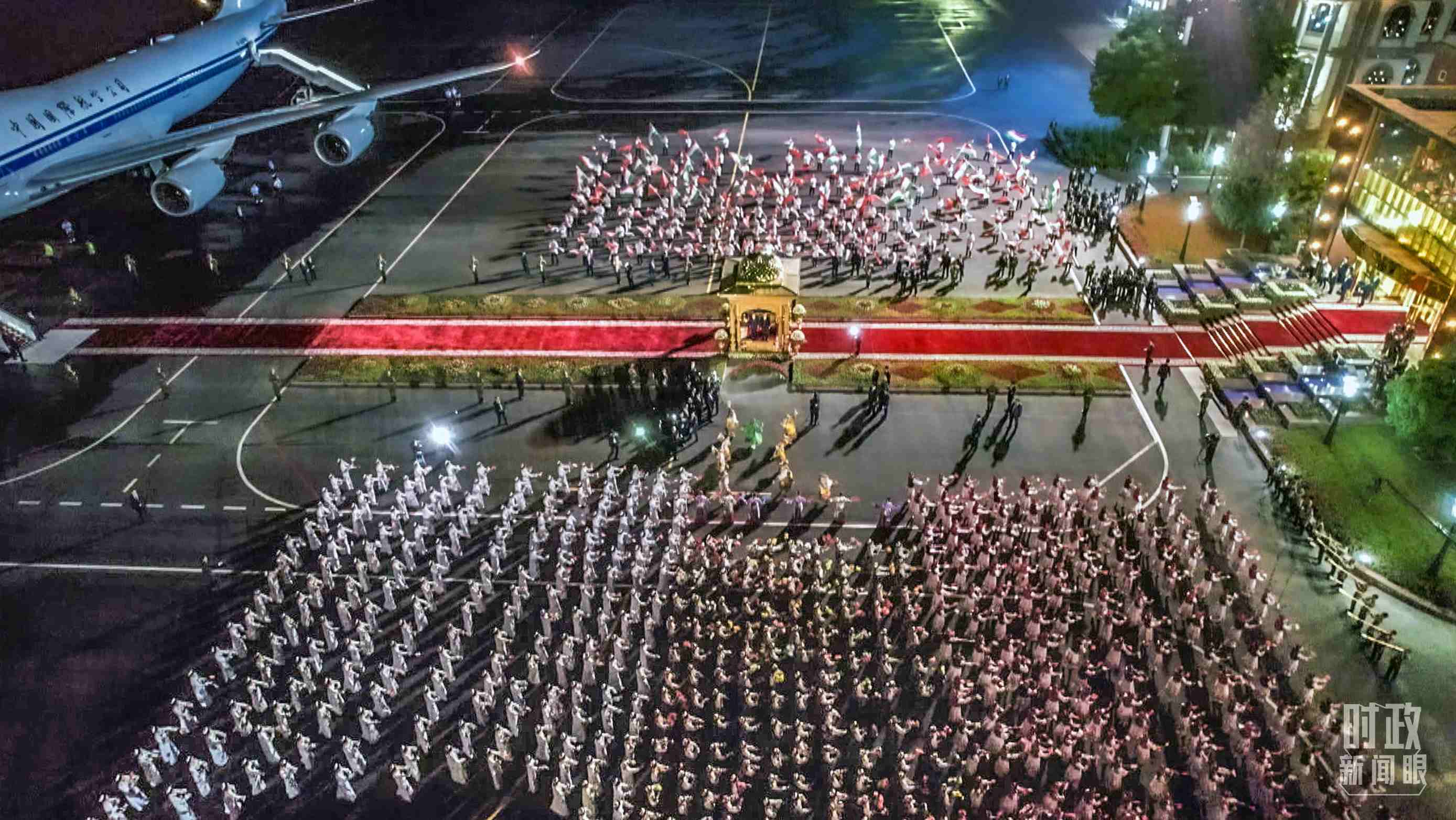 △塔方在機場舉行的盛大迎賓儀式。（總臺央視記者邢彬）