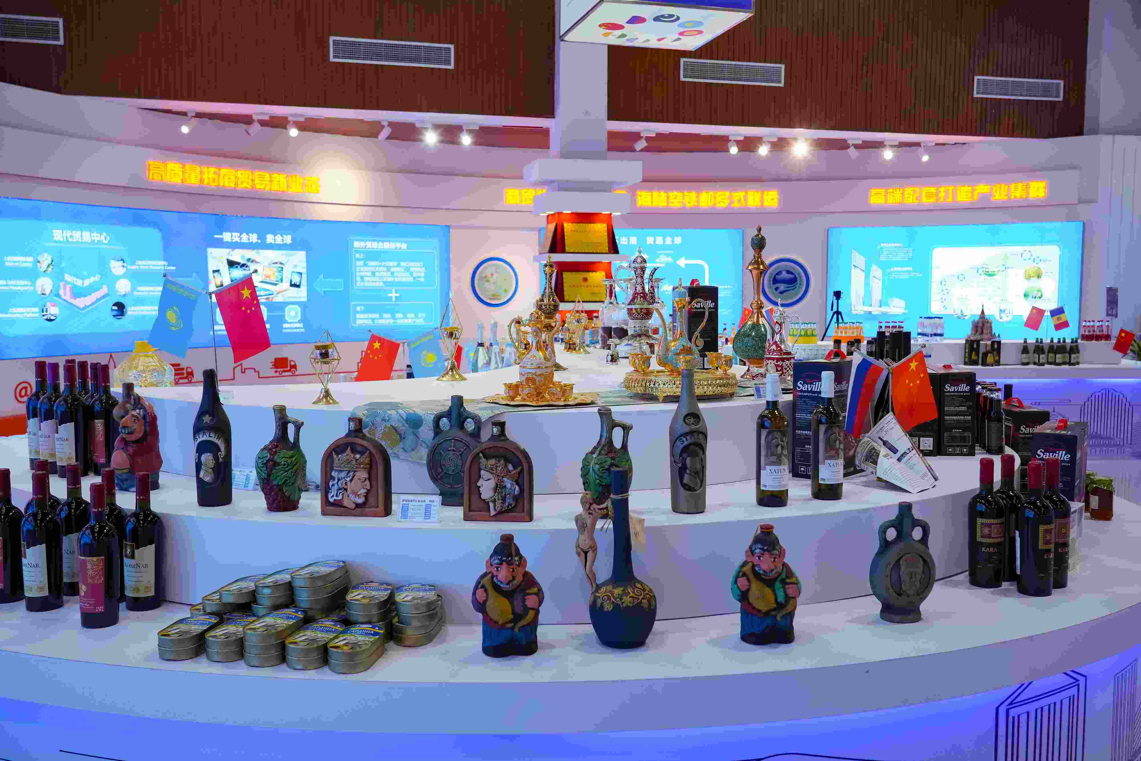 2022年10月19日，青島，上合示范區(qū)展出的上合組織國(guó)家特色商品。