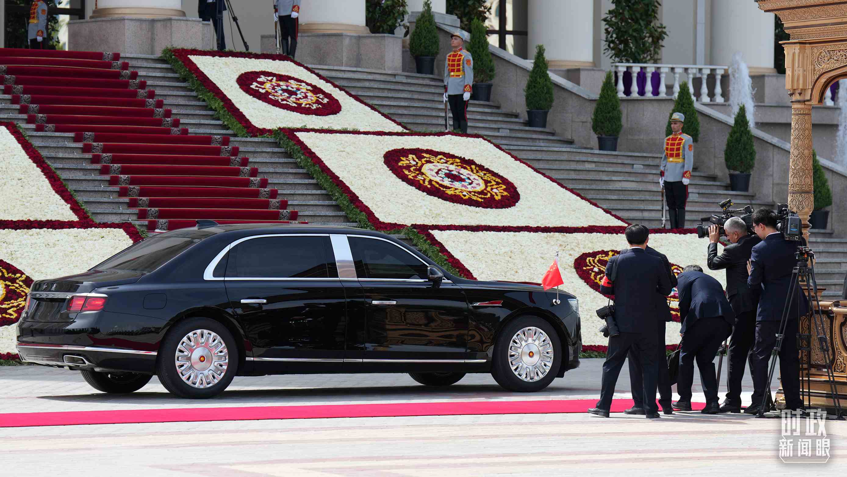 △習(xí)主席乘坐的紅旗車抵達塔總統(tǒng)府。（總臺記者李晉拍攝）