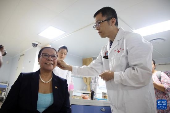7月5日，塞舌爾衛(wèi)生部長維多在中國海軍“和平方舟”號醫(yī)院船上體驗中醫(yī)。新華社發(fā)（劉志磊 攝）