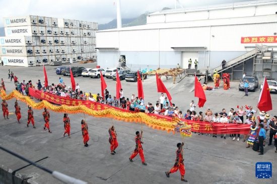 這是7月5日在塞舌爾維多利亞新港碼頭拍攝的歡迎儀式。新華社發(fā)（劉志磊 攝）