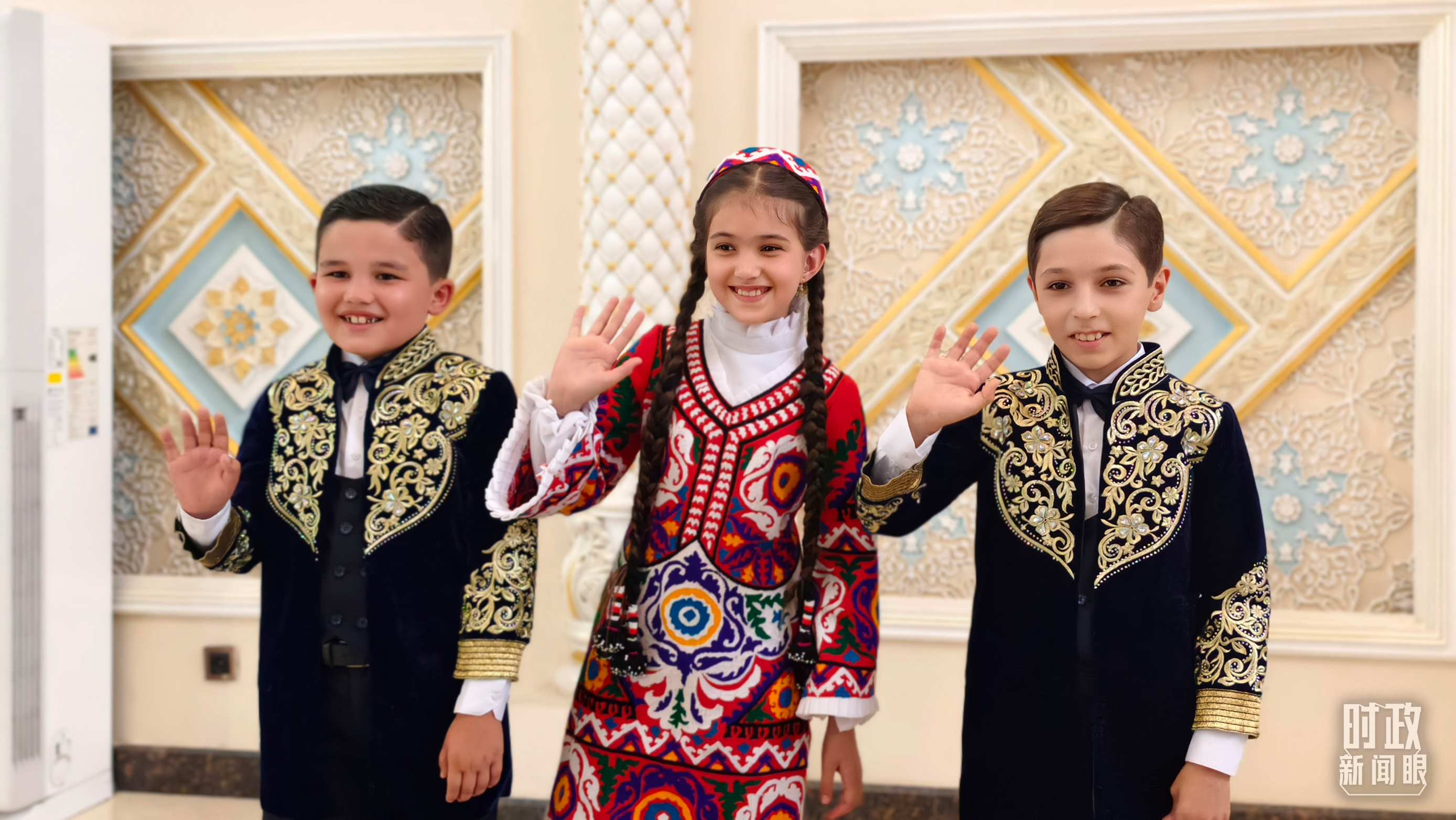 △在機場迎接習(xí)主席的塔吉克斯坦少年。（總臺央視記者韓銳拍攝）