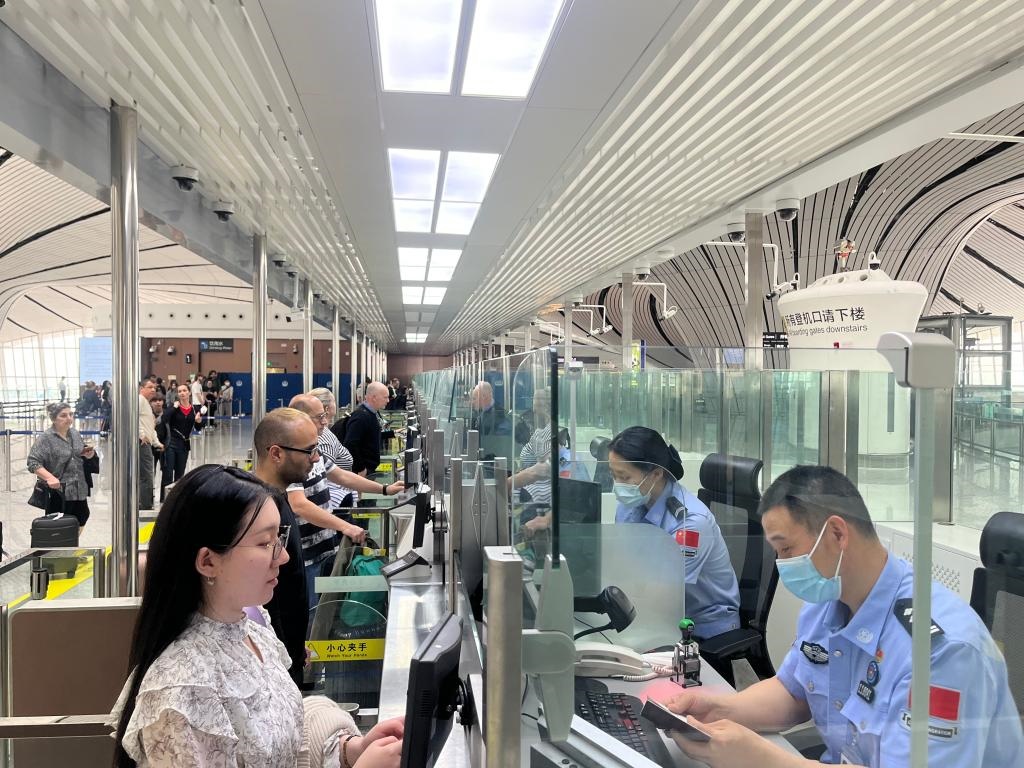 7月5日，北京大興國際機場邊檢站民警正在辦理邊檢查驗手續(xù)。（北京大興國際機場邊檢站供圖）