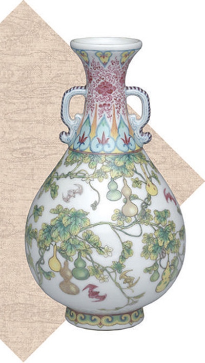 清代瓷胎畫琺瑯福壽連綿雙耳瓶。臺北故宮博物院藏