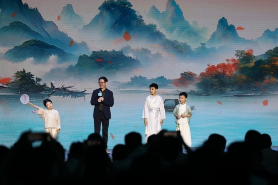 酈波與小朋友們對(duì)詩(shī)。