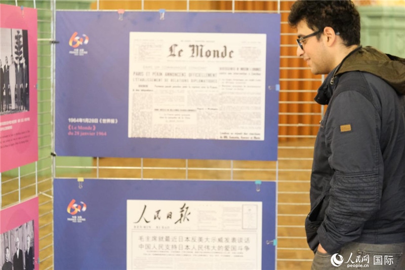 蒙達(dá)爾紀(jì)市民駐足“中法建交六十周年”圖片展。人民網(wǎng)記者 于超凡攝