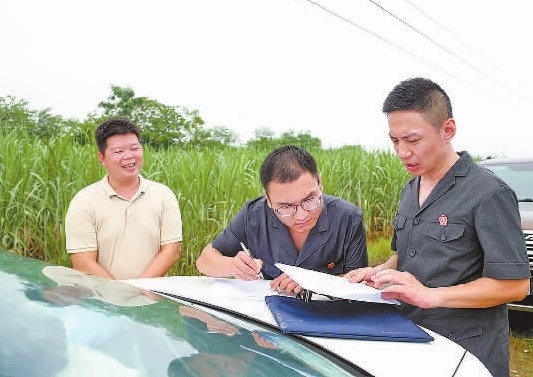 圖③：清塘后，執(zhí)行干警與某農(nóng)場(chǎng)負(fù)責(zé)人確認(rèn)魚(yú)塘交付情況。