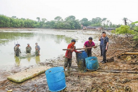 圖②：執(zhí)行干警督促凌某捕魚(yú)清塘。