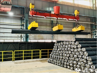 通鋼產(chǎn)品正在裝車(chē)。人民網(wǎng) 謝瑩攝