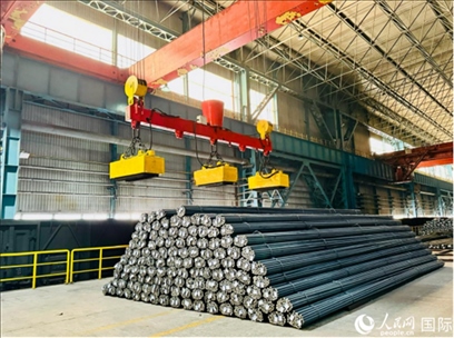 通鋼產(chǎn)品正在裝車(chē)。人民網(wǎng) 謝瑩攝