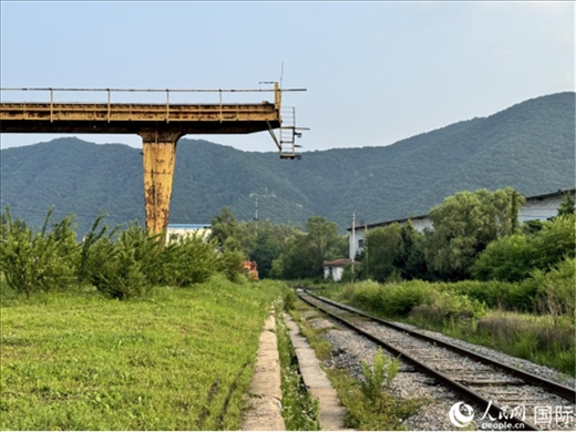 通鋼產(chǎn)品通過(guò)鐵路運(yùn)輸出場(chǎng)。人民網(wǎng) 謝瑩攝