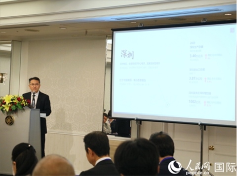 深圳市人民政府國(guó)有資產(chǎn)監(jiān)督管理委員會(huì)黨委副書記、副主任徐國(guó)東進(jìn)行深圳市推介。人民網(wǎng) 許可攝