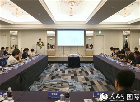 深圳市光明區(qū)委常委、副區(qū)長(zhǎng)王芳成介紹光明科學(xué)城。人民網(wǎng) 許可攝