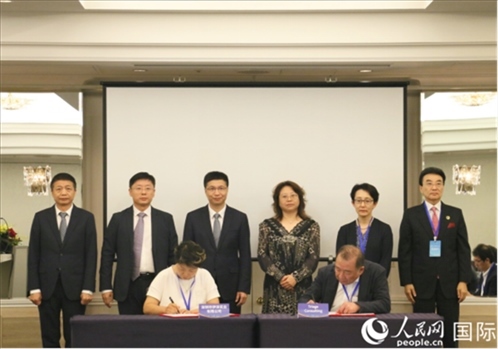雙方企業(yè)簽訂交流與合作協(xié)議。人民網(wǎng) 許可攝