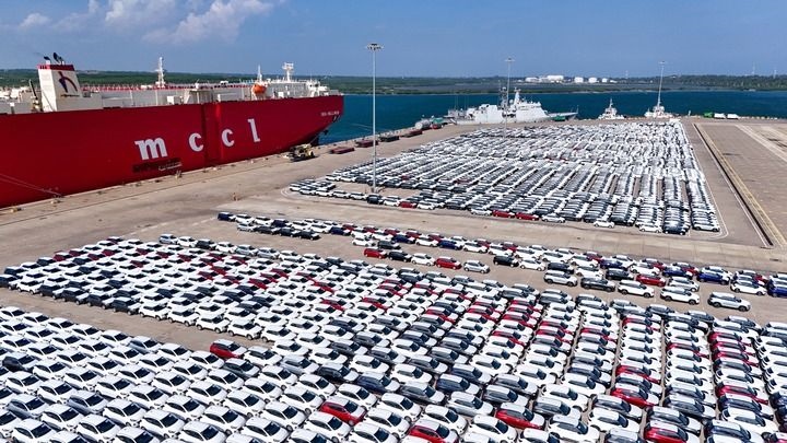 這是2024年3月28日拍攝的斯里蘭卡漢班托塔港（無人機照片）。漢班托塔港是中斯共建“一帶一路”重點合作項目，位于斯里蘭卡南端，是一座綜合性人工深水海港，許多往來亞洲、歐洲、非洲的貨船在此經過。新華社記者 徐欽 攝