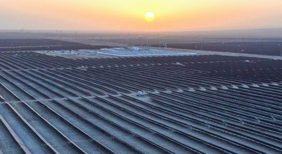 2023年11月13日拍攝的中國石油塔里木油田伽師縣60萬千瓦光伏發(fā)電項目（無人機照片）。新華社發(fā)（陳士兵攝）