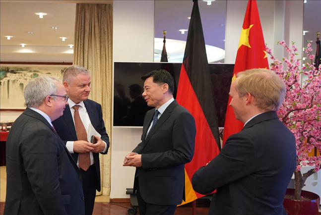 (吳懇大使與德國家族企業(yè)基金會代表團(tuán)成員交流 使館供圖)