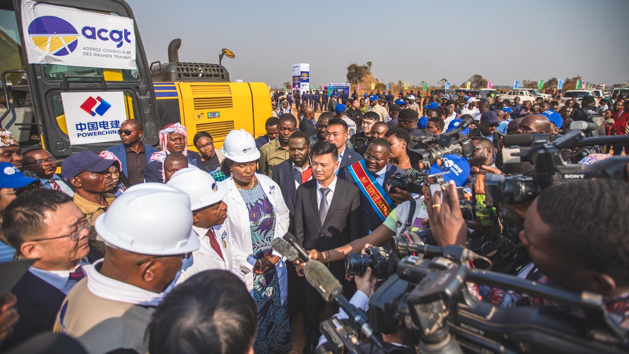 剛果（金）當?shù)孛襟w采訪出席開工儀式的有關負責人。中鐵資源集團供圖
