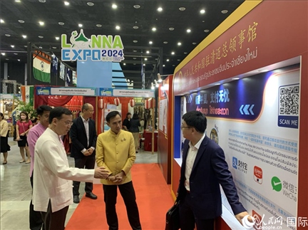 7月9日，中國(guó)駐清邁總領(lǐng)事陳海平與清邁副府尹威拉蓬等共同參觀以“暢游中國(guó)、支付無憂”為主題的中國(guó)展位。人民網(wǎng)記者章念生攝