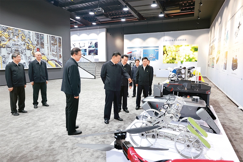 2024年4月22日至24日，中共中央總書記、國家主席、中央軍委主席習(xí)近平在重慶考察。這是22日下午，習(xí)近平參觀重慶科技創(chuàng)新和產(chǎn)業(yè)發(fā)展成果展示。 新華社記者 王曄/攝
