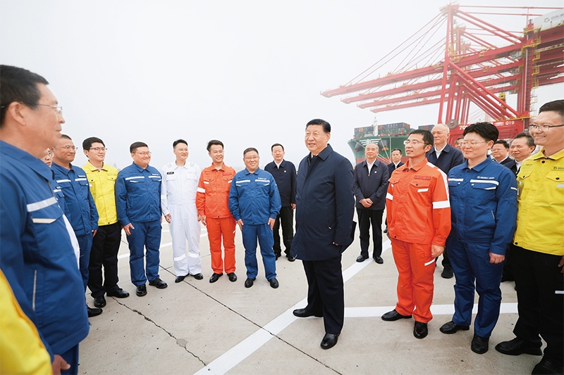 2024年5月22日至24日，中共中央總書記、國家主席、中央軍委主席習(xí)近平在山東考察。這是22日下午，習(xí)近平在日照港親切慰問港口科技工作者、運(yùn)營人員、航運(yùn)人員。 新華社記者 鞠鵬/攝