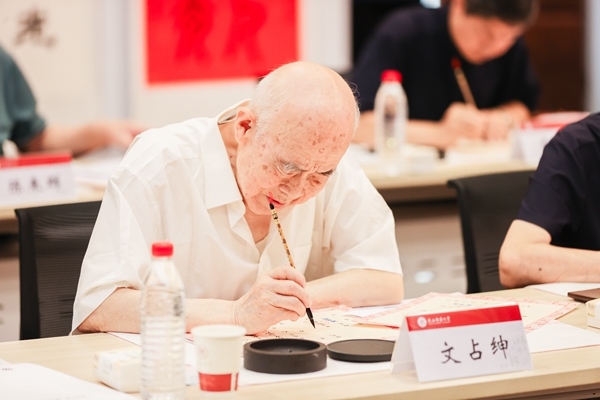 陜西師范大學(xué)毛筆手寫(xiě)錄取通知書(shū)現(xiàn)場(chǎng)。校方供圖