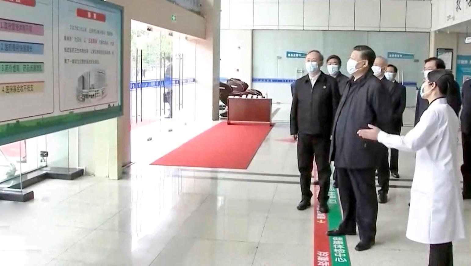 △2021年3月23日，習(xí)近平總書記在福建三明沙縣總醫(yī)院住院樓一層大廳，聽取醫(yī)改情況介紹。