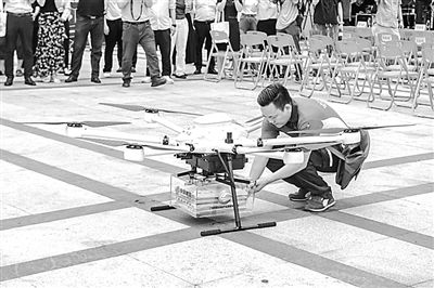 郵政工作人員取出無(wú)人機(jī)配送的高考錄取通知書(shū)。華南理工大學(xué)供圖