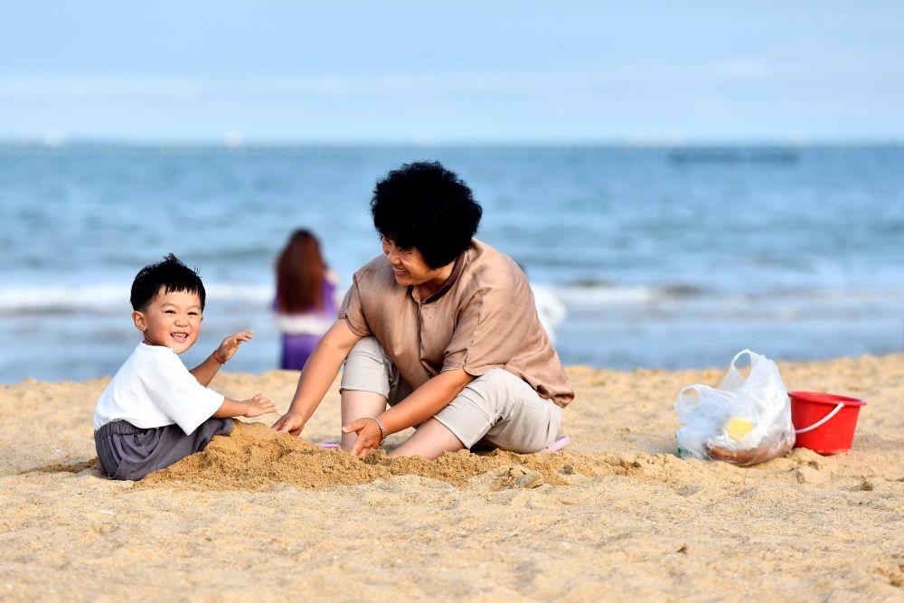 △山東日照陽光海岸綠道沙灘一角。近年來，日照還海于民、還景于民，在保留松林、沙灘、礁石和濕地資源的基礎(chǔ)上，修復(fù)整治生態(tài)岸線，打造出一條長約28公里的陽光海岸綠道，吸引眾多市民游客度假休閑。
