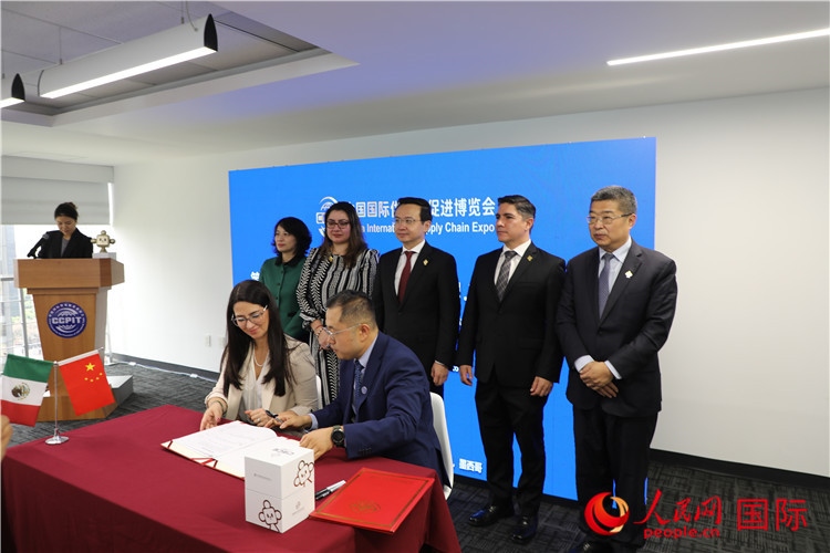 與會(huì)嘉賓簽署關(guān)于共同促進(jìn)墨西哥企業(yè)參加第二屆鏈博會(huì)合作備忘錄。人民網(wǎng) 埃內(nèi)斯托·多明戈斯攝