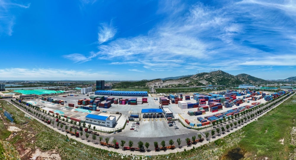 2024年6月26日拍攝的位于江蘇省連云港市連云區(qū)的上合組織（連云港）國際物流園內(nèi)的中國外運(yùn)集裝箱場站（無人機(jī)照片）。上合組織（連云港）國際物流園是連云港建設(shè)“一帶一路”交匯點(diǎn)強(qiáng)支點(diǎn)和上合組織國家出?；氐闹匾脚_載體。新華社記者 季春鵬 攝