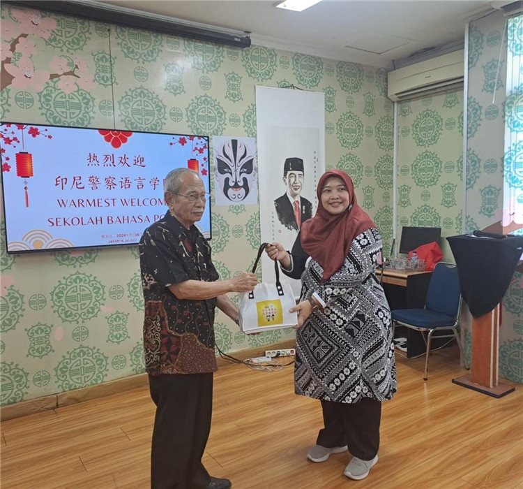 拉哈尤·蘇珊蒂與穆尼交換禮品?；顒又鬓k方供圖