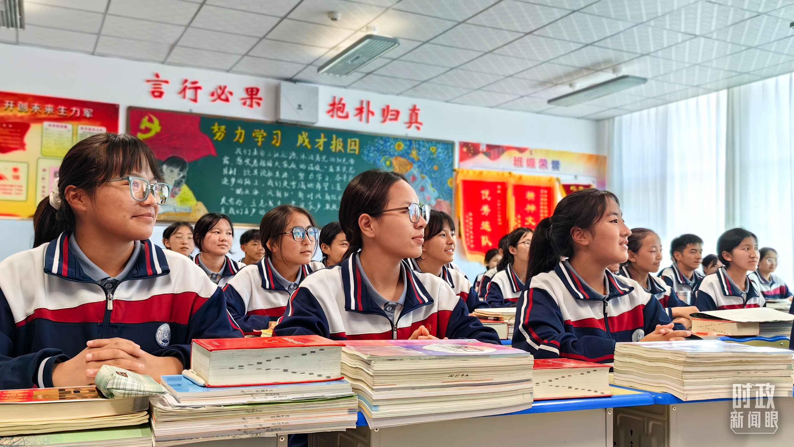 △果洛西寧民族中學(xué)高一（1）班的“新時(shí)代、新家鄉(xiāng)”主題思政課。（總臺央視記者段德文拍攝）