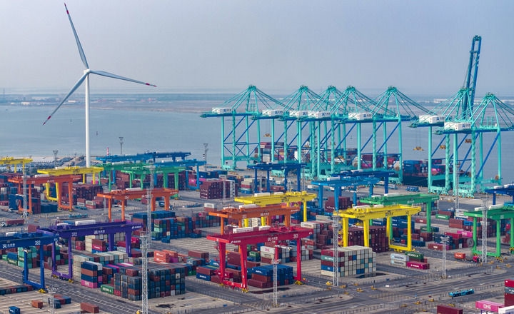 2024年7月3日，一艘集裝箱貨輪?？吭谔旖蚋邸爸腔哿闾肌贝a頭（無人機(jī)照片）。新華社記者 趙子碩 攝