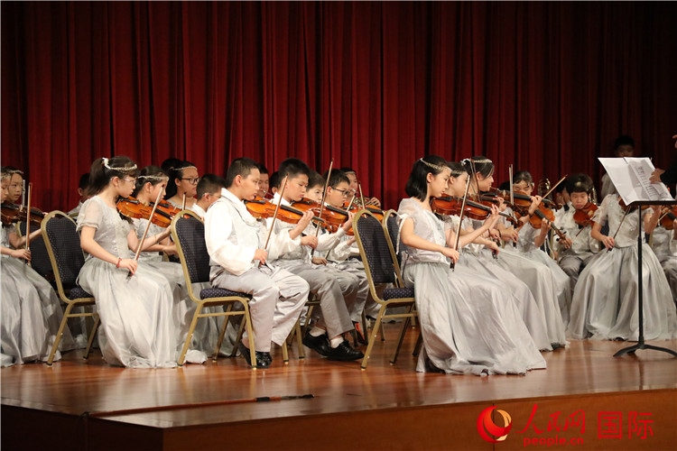 北京市學(xué)生金帆藝術(shù)團(tuán)的學(xué)生們演奏音樂(lè)。人民網(wǎng)記者 李志偉攝